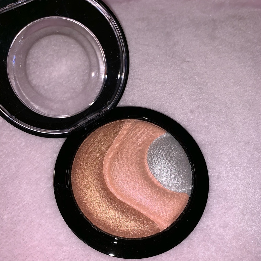 MAC Cosmetics Skinfinish in Overearthly